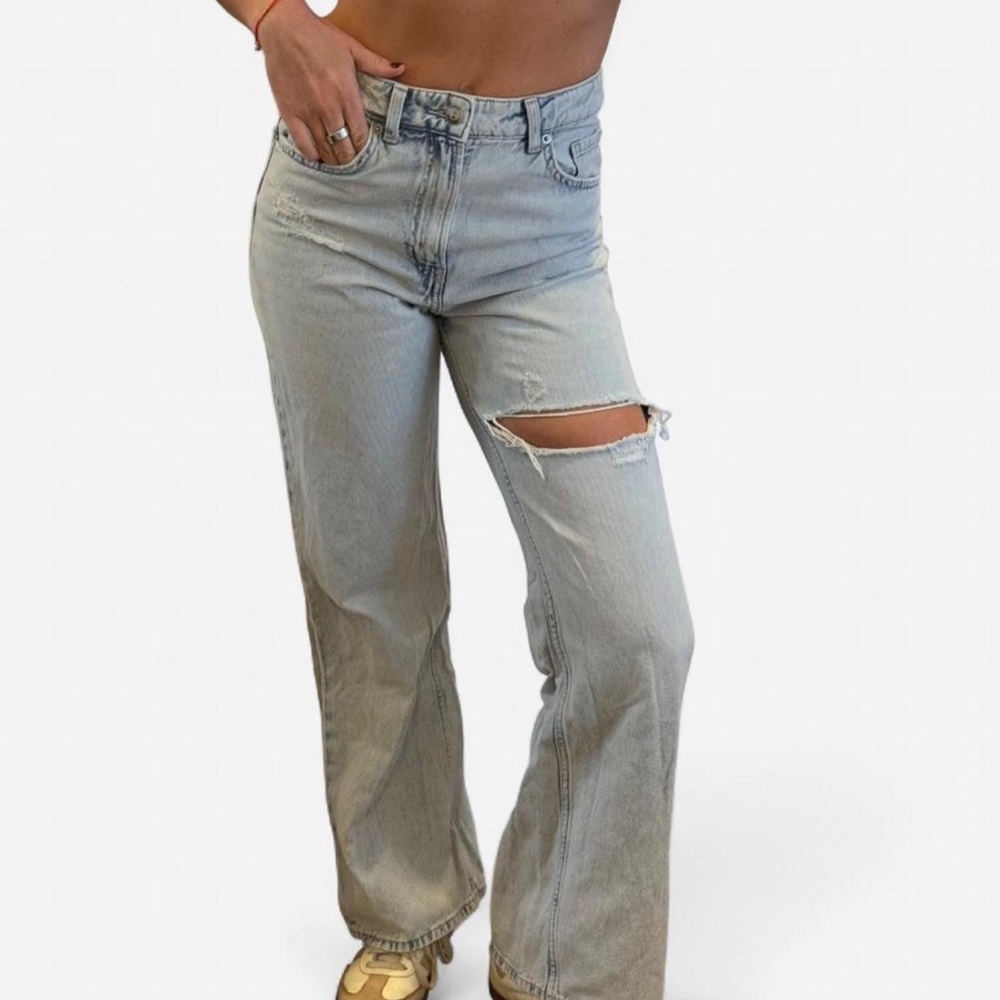 H&M Women's Light Blue Distressed Jeans